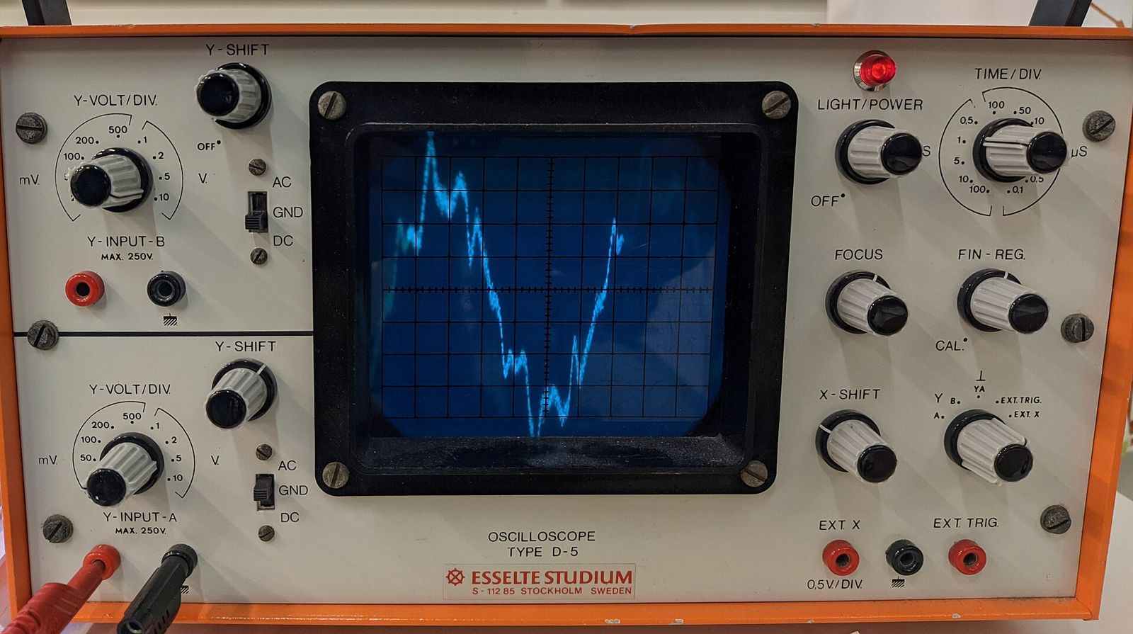 Oscilloscope displaying a measured signal